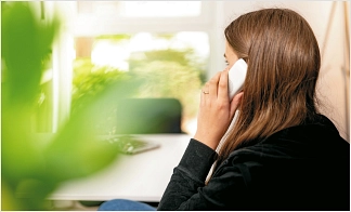Mitarbeiterin am Telefon